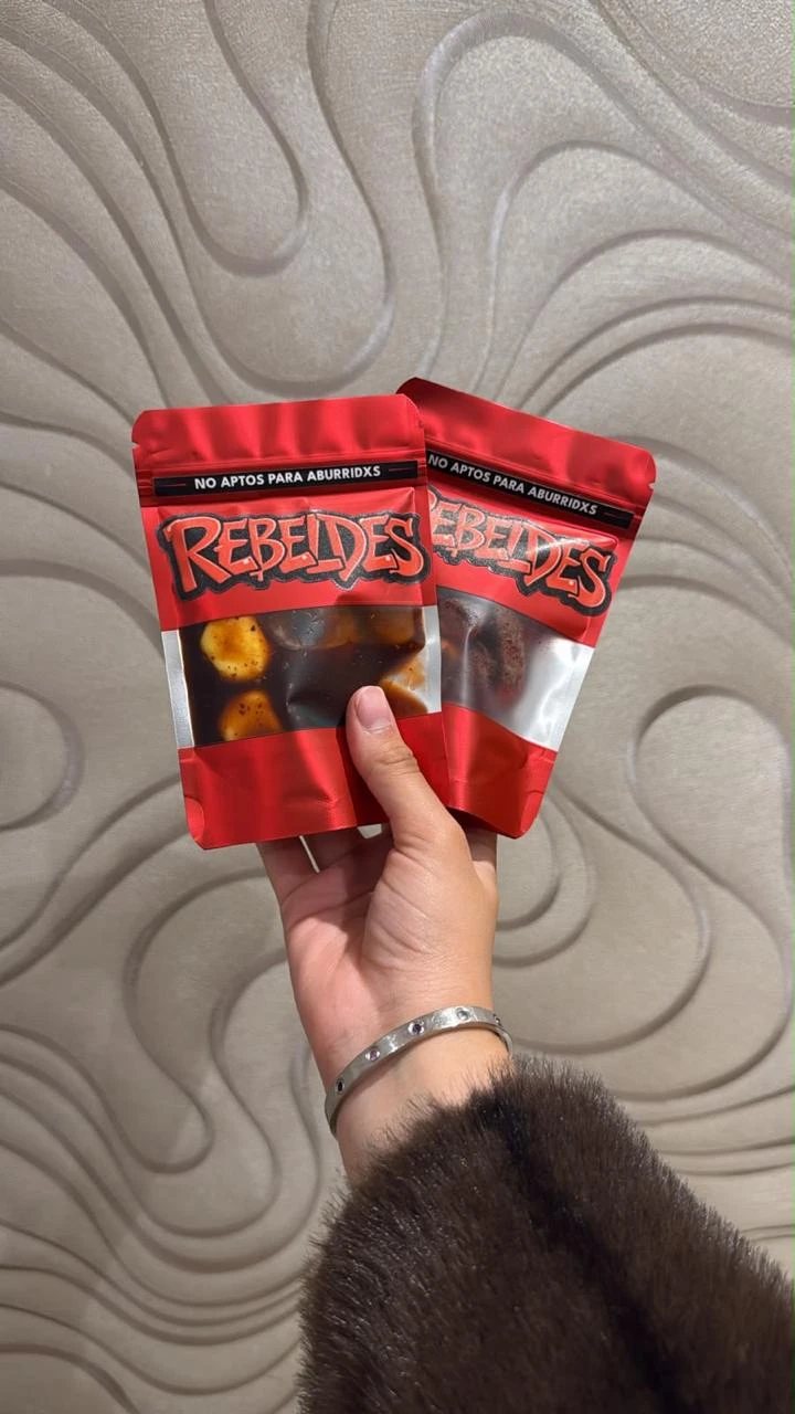 Foto de un cliente con su bolsa de Rebeldes