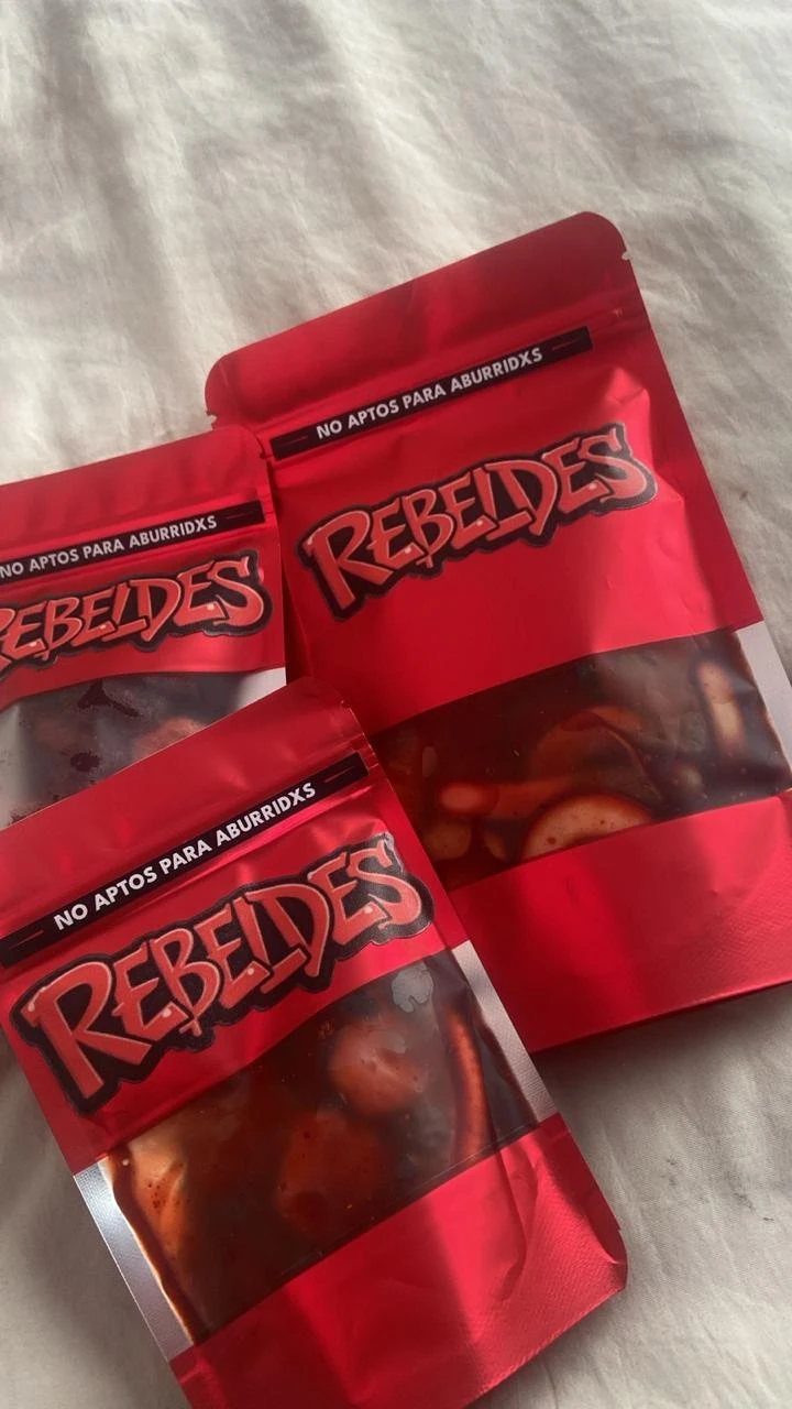 Foto de un cliente con su bolsa de Rebeldes