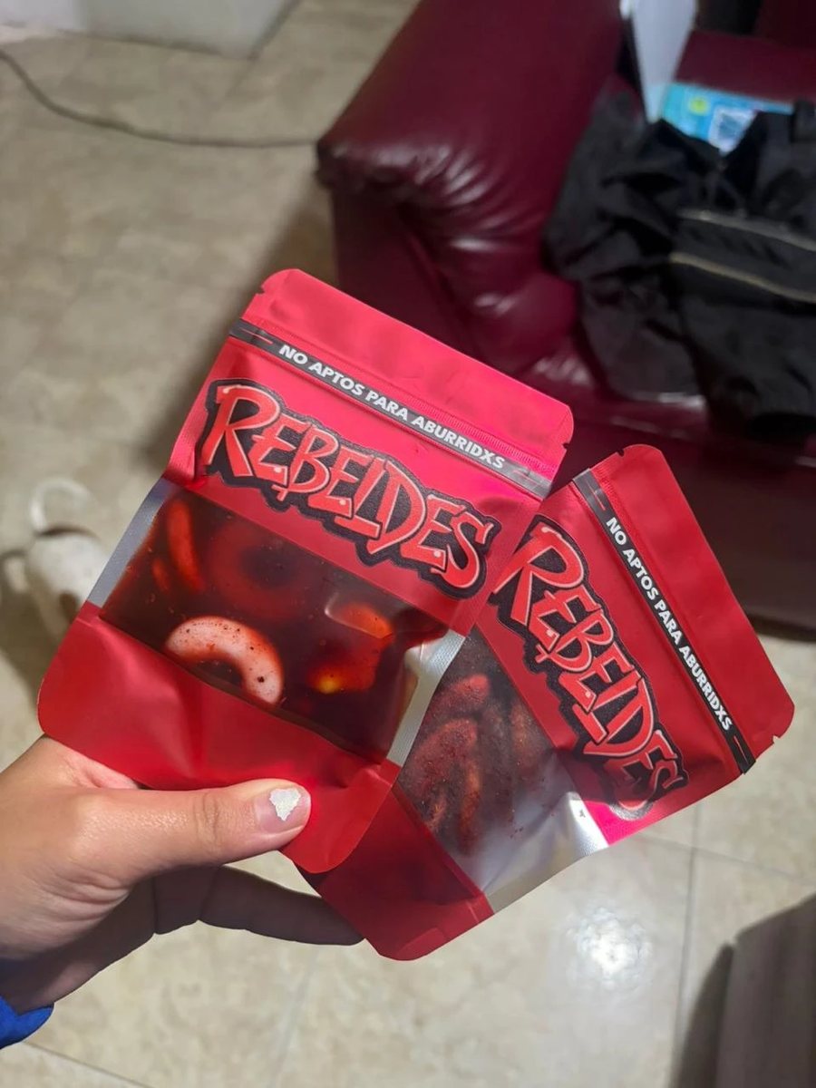 Foto de un cliente con su bolsa de Rebeldes