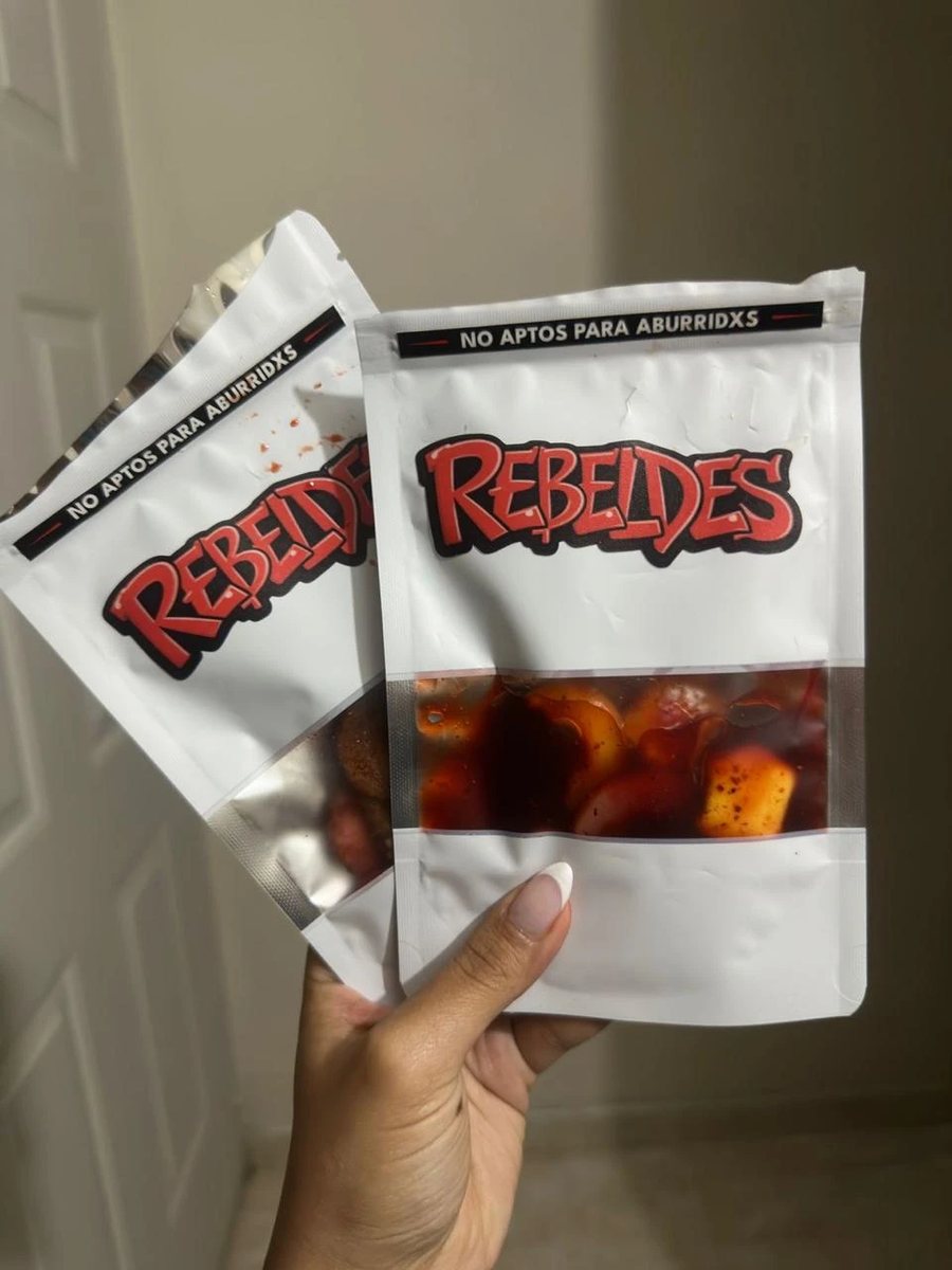 Foto de un cliente con su bolsa de Rebeldes