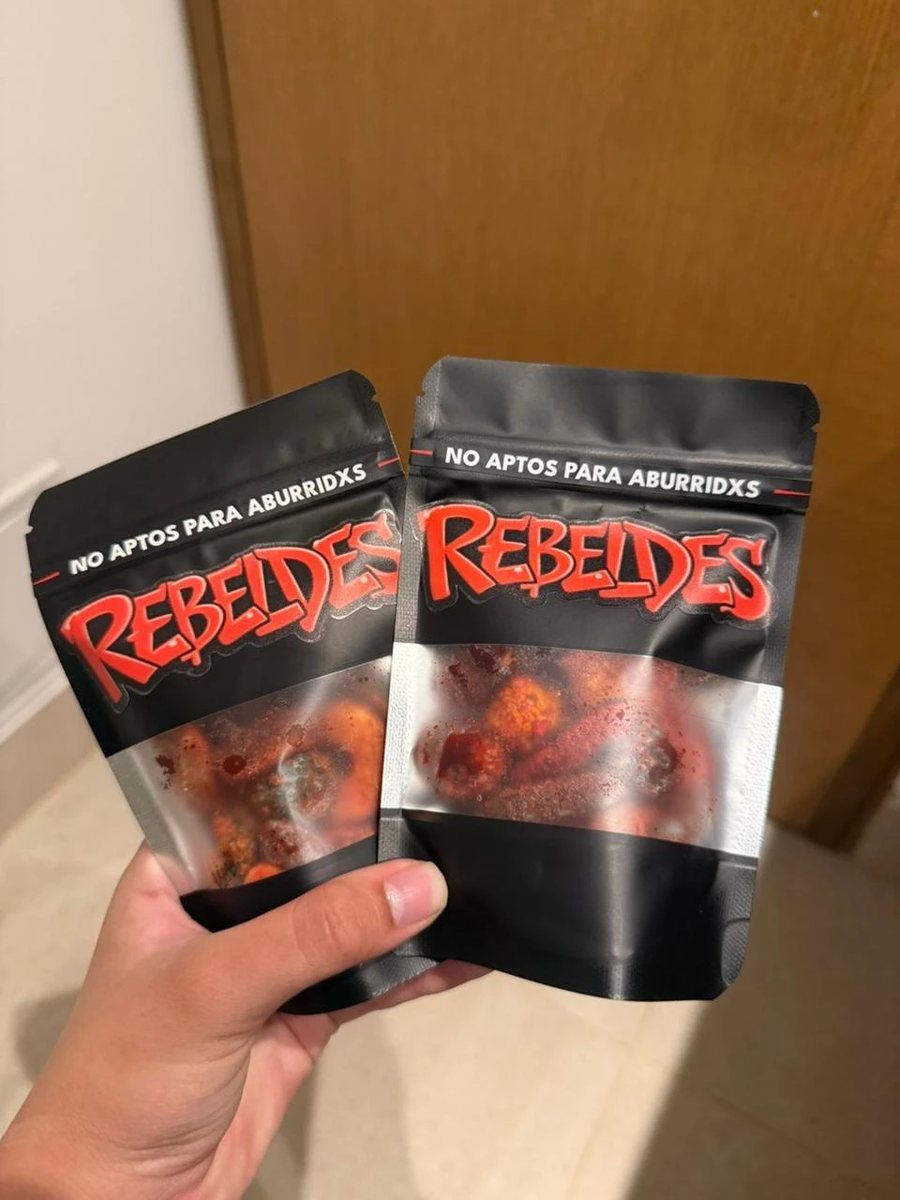 Foto de un cliente con su bolsa de Rebeldes