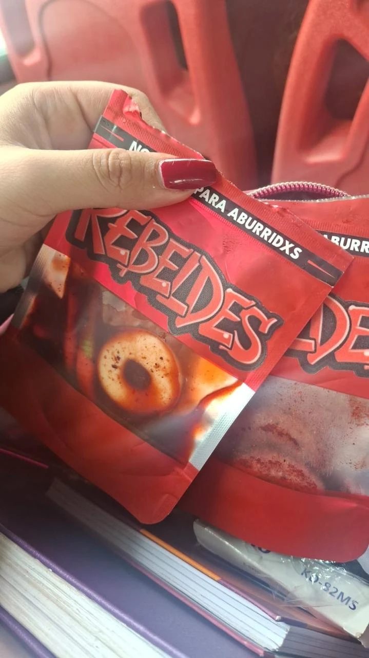 Foto de un cliente con su bolsa de Rebeldes
