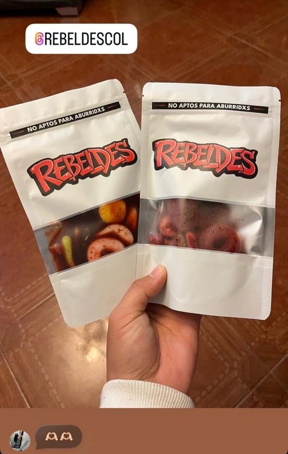 Foto de un cliente con su bolsa de Rebeldes