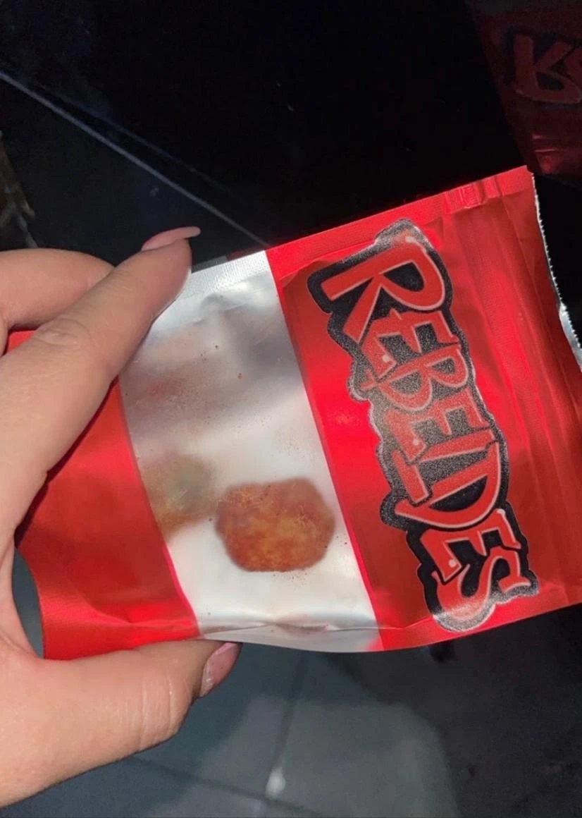 Cliente con su bolsa de Rebeldes ya casi vacía
